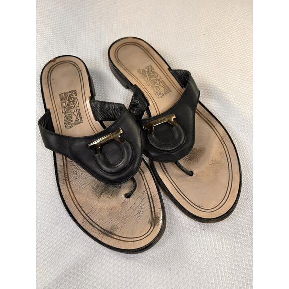 SALVATORE FERRAGAMO black leather rose gold logo ring thong sandals Sz 8.5B